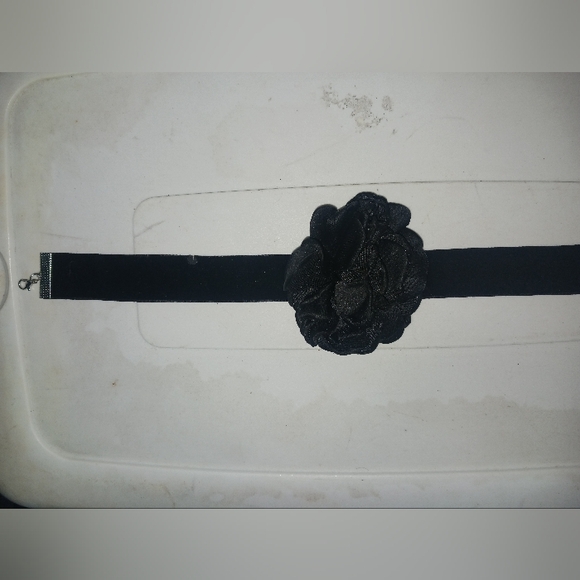 Women Black Flower Velvet Choker Necklace - Picture 4 of 11